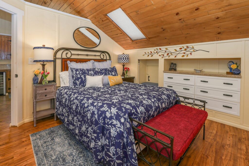 Briarwood Apartment queen bedroom