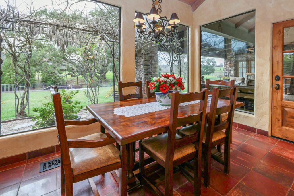 Briarwood Cottage breakfast nook with vineyard views