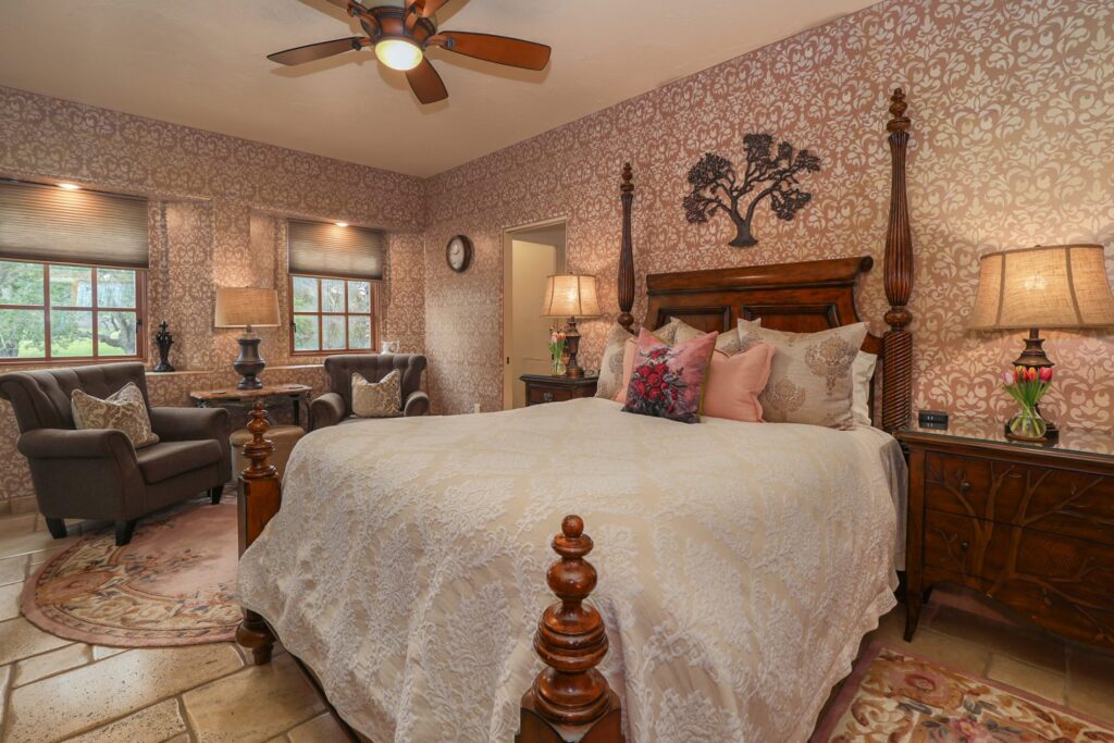 Briarwood Cottage ensuite queen bedroom