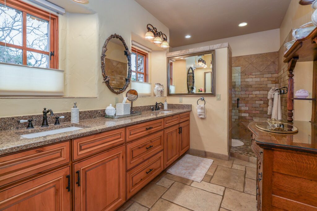 Briarwood Cottage ensuite bathroom with double vanity