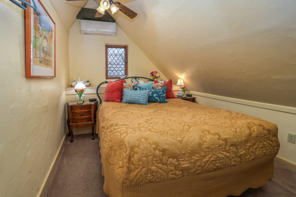 Briarwood Cottage upstairs queen bedroom