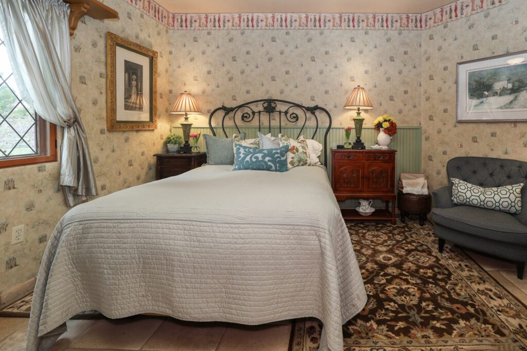 Briarwood Cottage queen ensuite bedroom