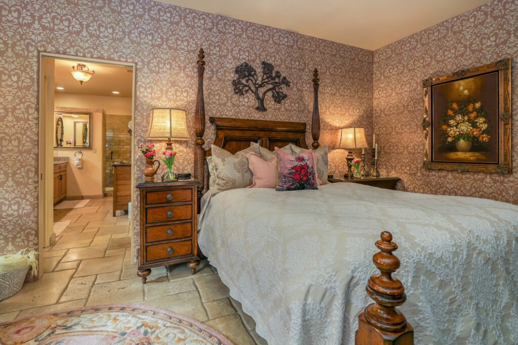 Briarwood Cottage four-poster queen bedroom