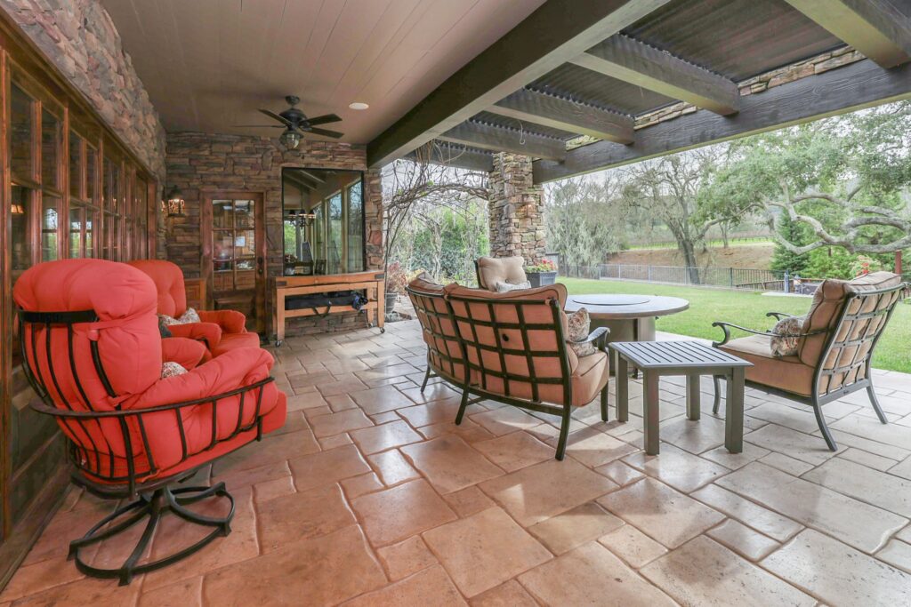 Briarwood Cottage covered patio with outdoor seating