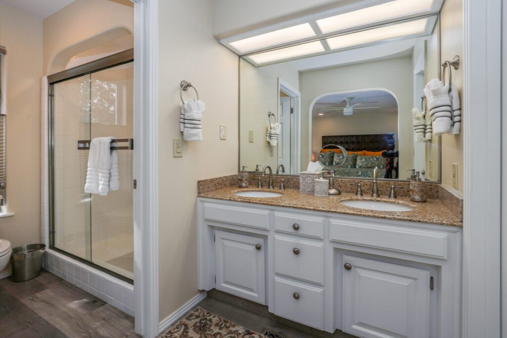 Kiler Canyon Ranch House primary bathroom